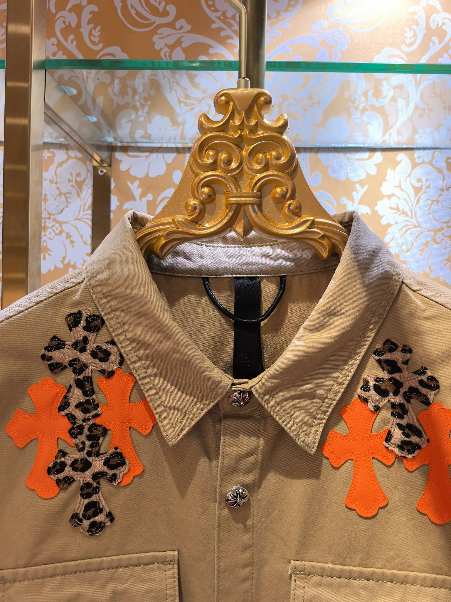 P480 Chrome Hearts advanced custom model, Chrome Hearts patchwork leather denim jacket, twill denim custom fabric, cross patchwork leather is all imitation lambskin, all dyed to completely restore no color difference, the inner leather label is first-layer calfskin, all hardware is 925 silver plated, it is the highest version, you get what you pay for, the same size for men and women, size S M L XL.